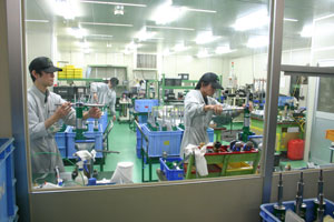 横浜の自社工場で徹底した品質管理のもと製造されるテイン製ショックアブソーバ